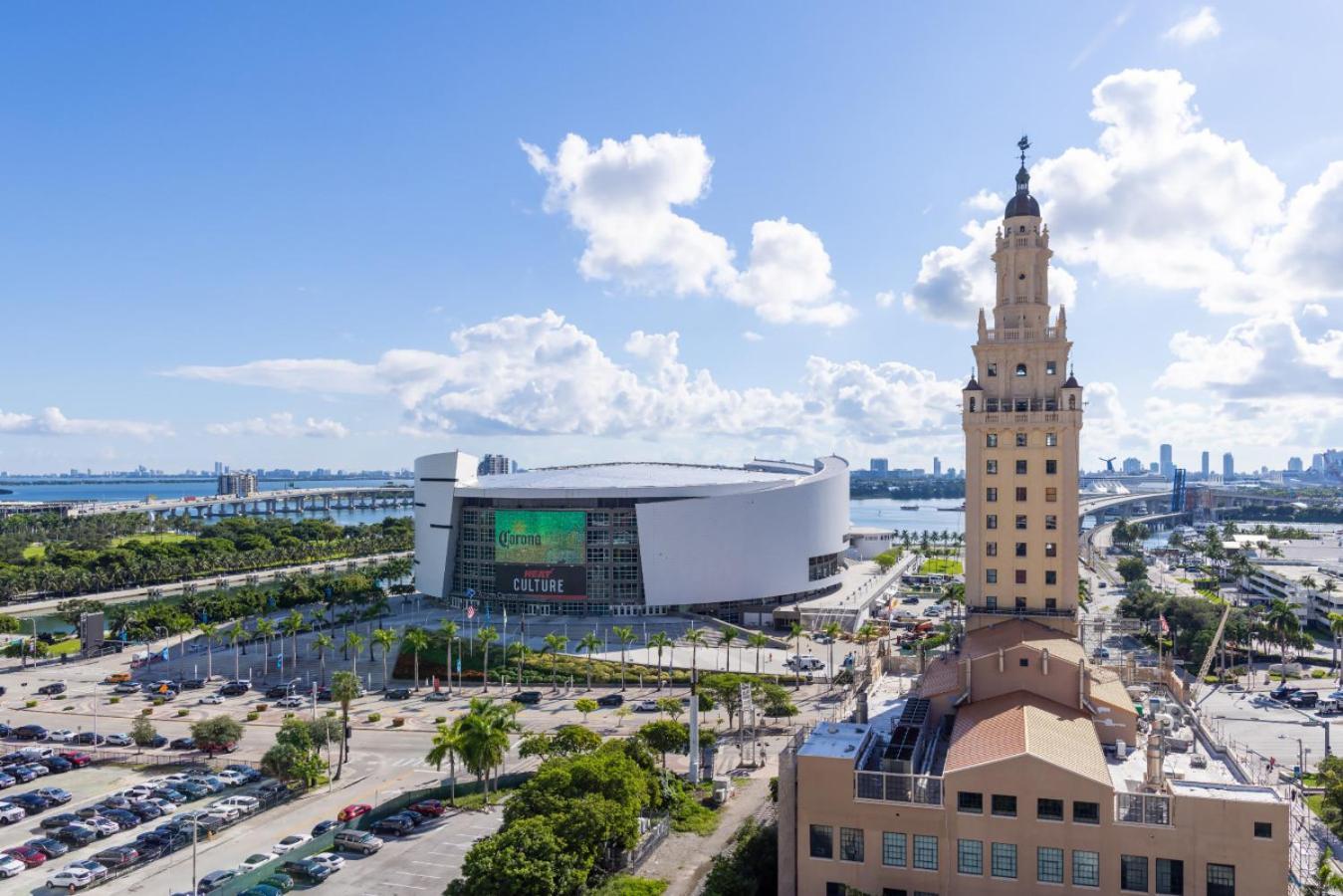 3012 In Front Of Kaseya Center With Pool Ferienhaus Miami